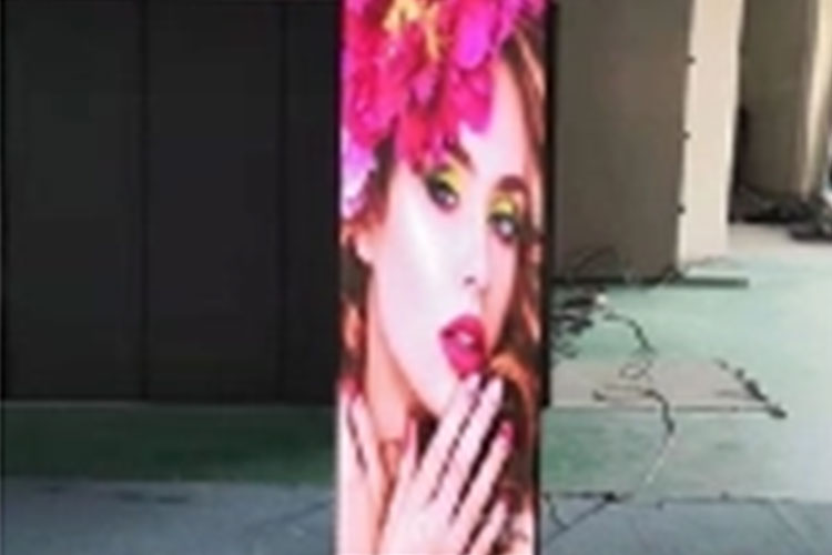 Comparaison des affiches LED intérieures P2.5 avec des solutions de signalisation numériques traditionnelles