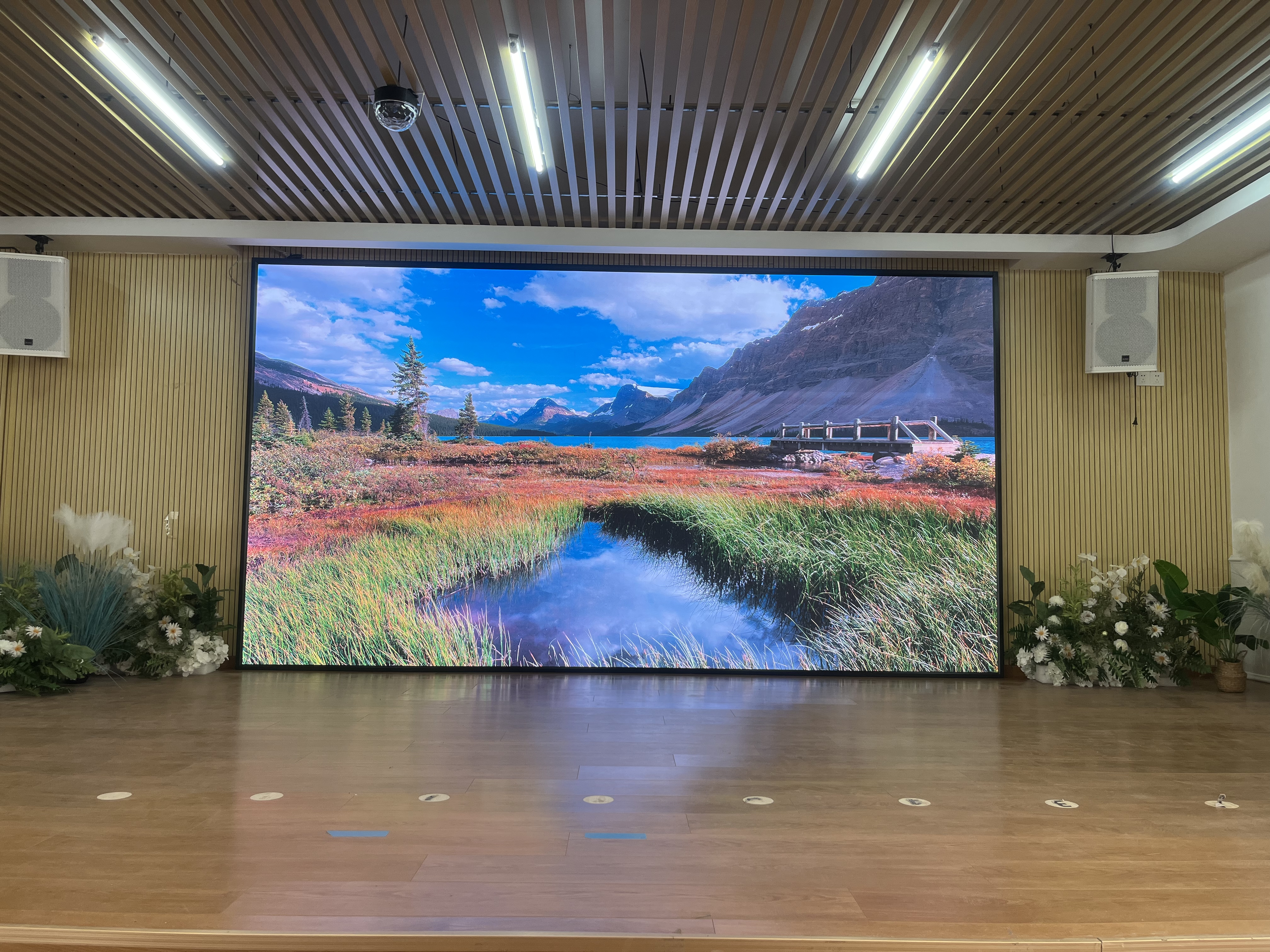Écran LED d'intérieur pour salles de conférence : comment choisir la bonne résolution et la bonne taille d'écran