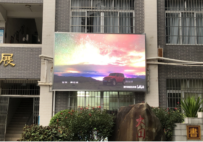 Usine de panneaux LED : des taux de rafraîchissement importants pour la publicité